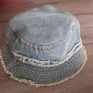 NWOT JEAN BUCKET HAT